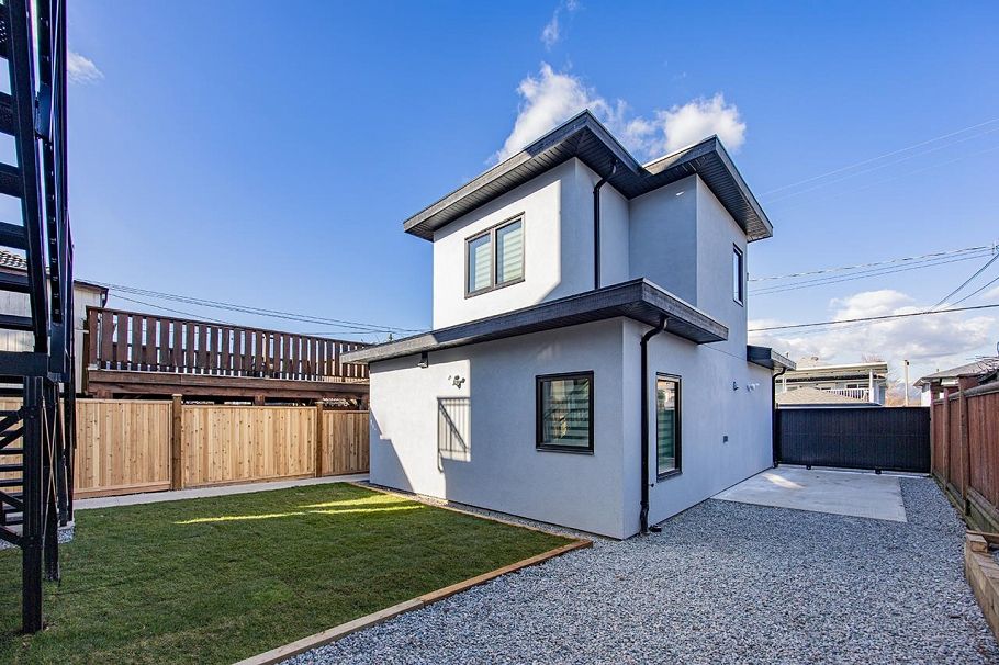 3015 E 19th Avenue Vancouver, BC - 4