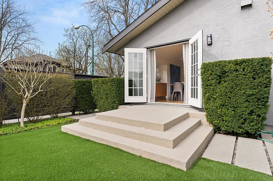 2496 W 36th Avenue Vancouver, BC - 3