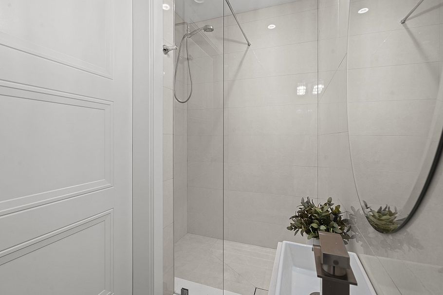 2377 W 7th Avenue Vancouver, BC - 10