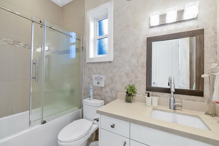 512 W 23rd Street North Vancouver, BC - 25