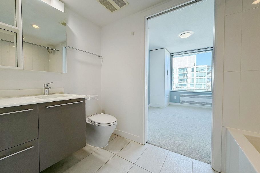 2504 8131 Nunavut Lane Vancouver, BC - 8