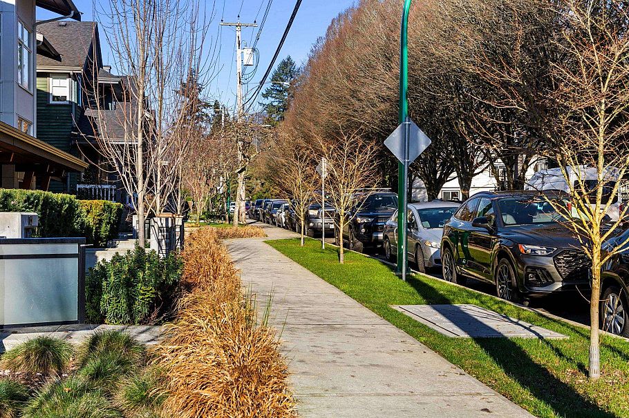 54 912 Premier Street North Vancouver, BC - 23