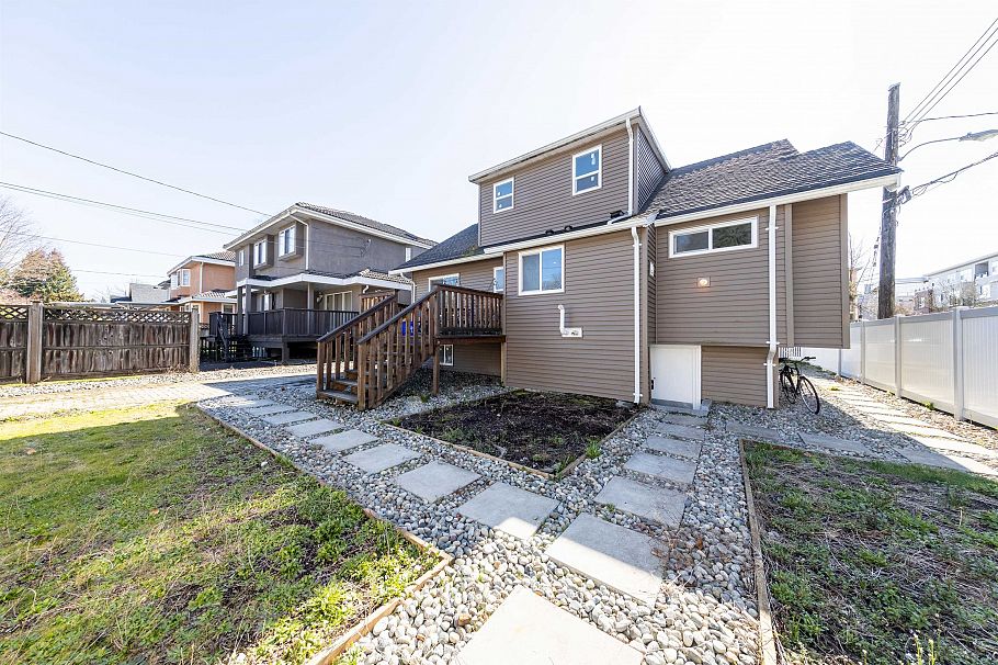 2079 W 46th Avenue Vancouver, BC - 15