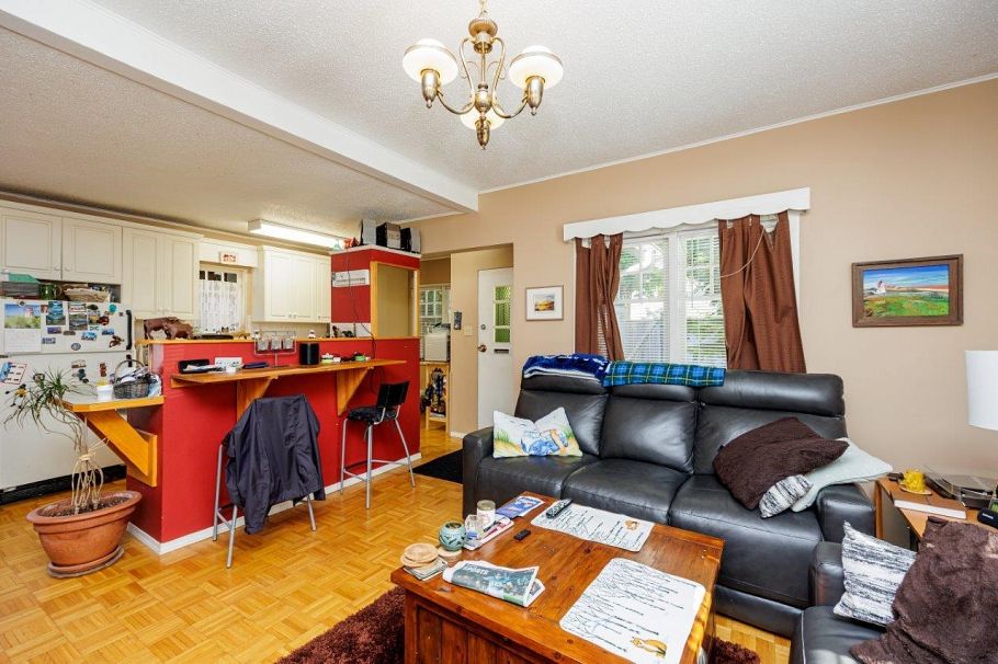 123 E Kings Road North Vancouver, BC - 10