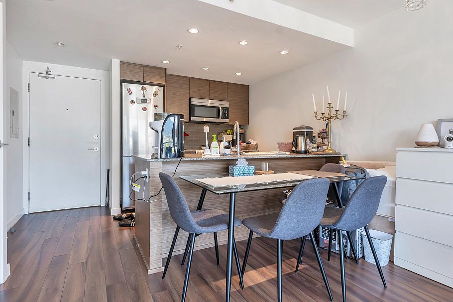 704 135 E 17th Street North Vancouver, BC - 5