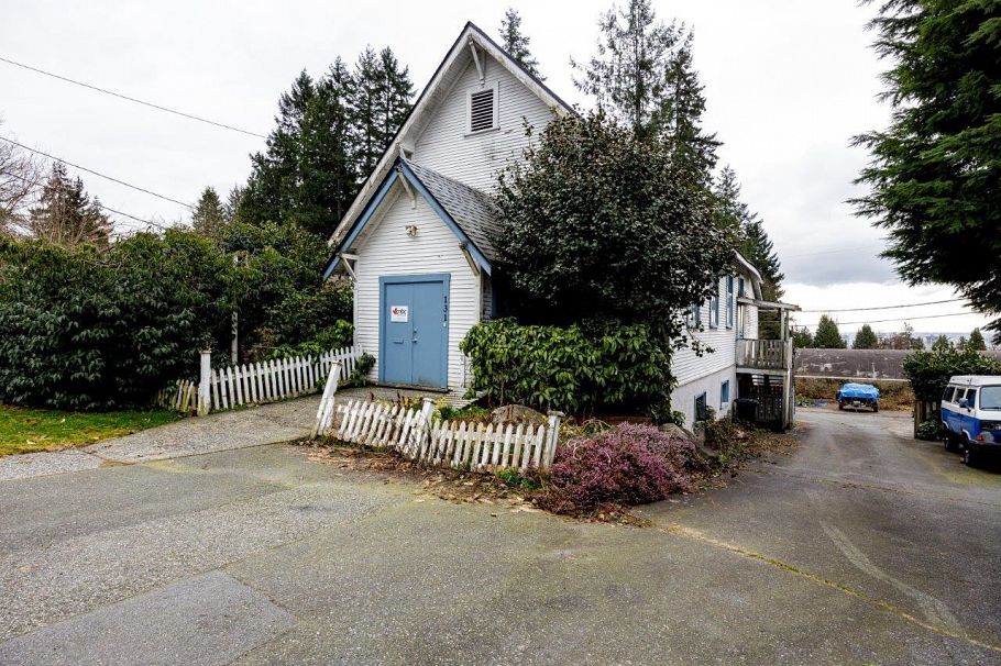 131 E Kings Road North Vancouver, BC - 11