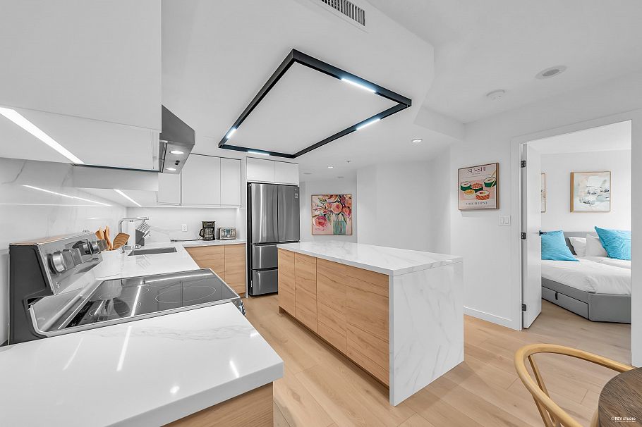 910 1050 Burrard Street Vancouver, BC - 4