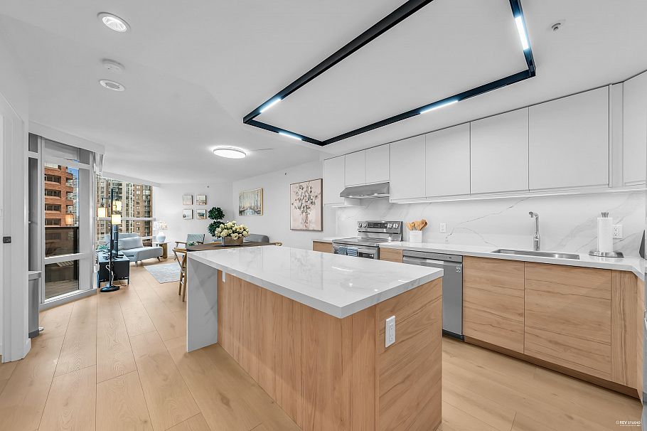 910 1050 Burrard Street Vancouver, BC - 2