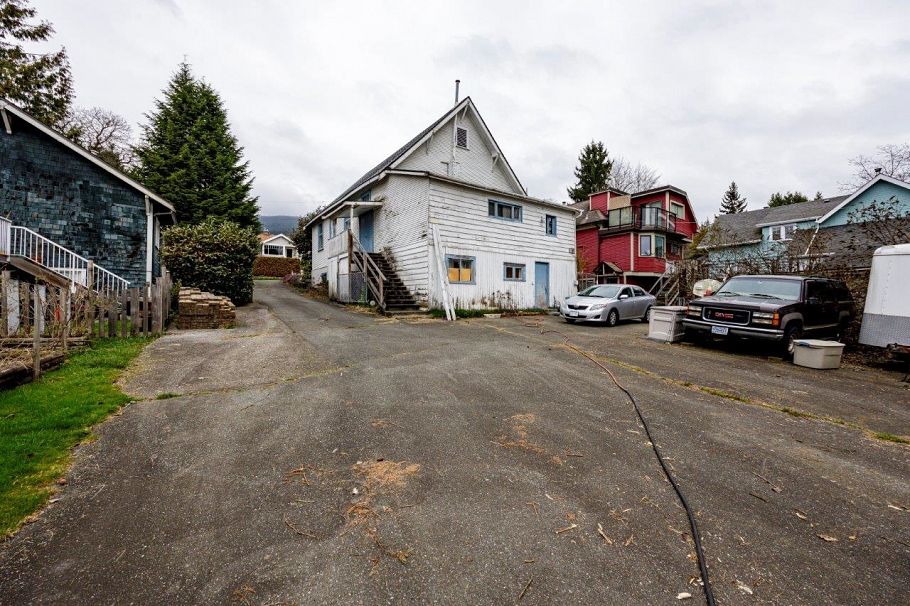 131 E Kings Road North Vancouver, BC - 16