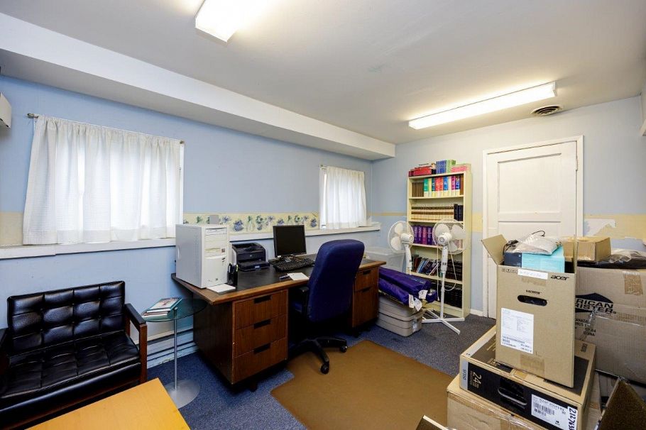 131 E Kings Road North Vancouver, BC - 23