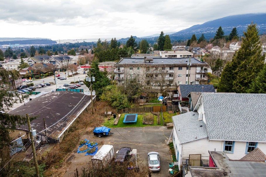 131 E Kings Road North Vancouver, BC - 2