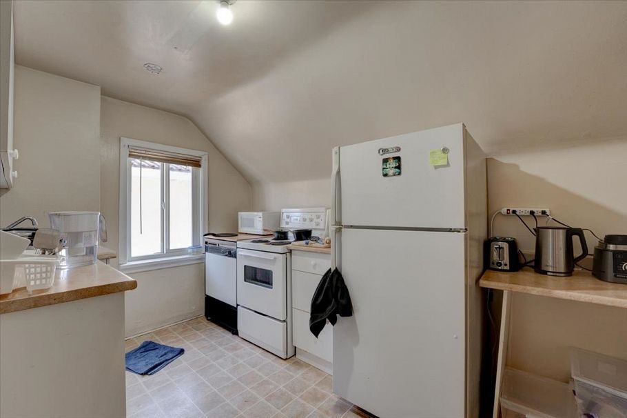 155 E 54th Avenue Vancouver, BC - 4