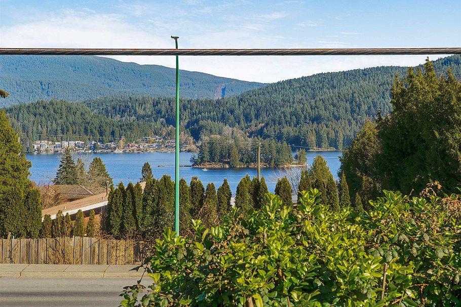 4254 Caddy Road North Vancouver, BC - 1