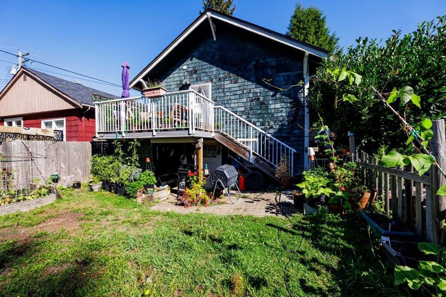 123 E Kings Road North Vancouver, BC - 27