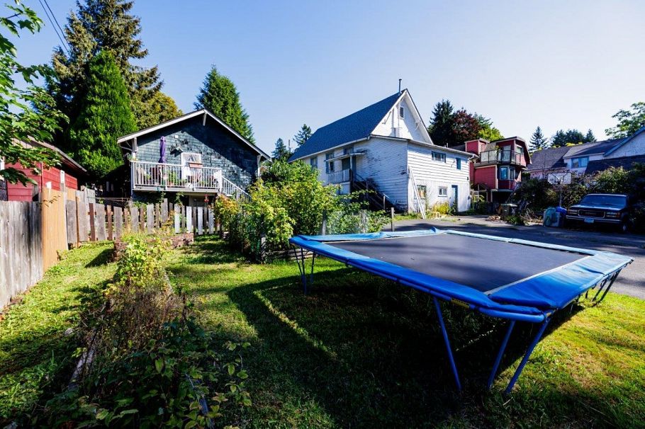 123 E Kings Road North Vancouver, BC - 24