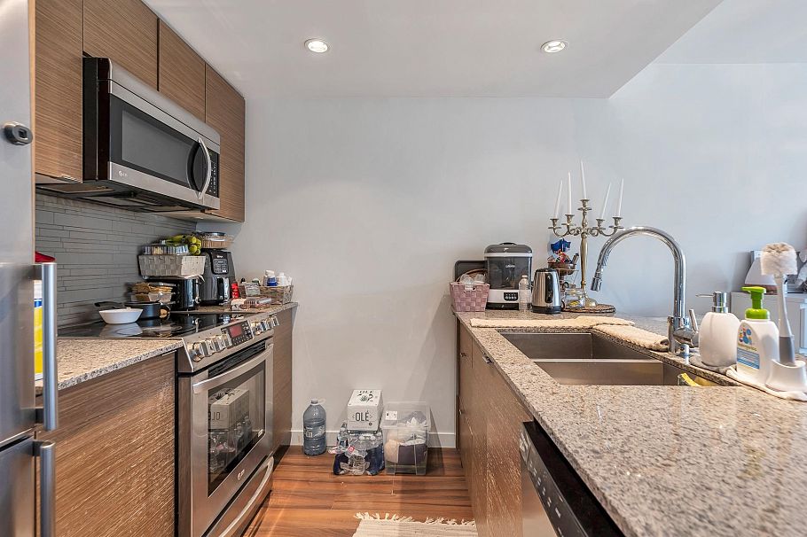 704 135 E 17th Street North Vancouver, BC - 7