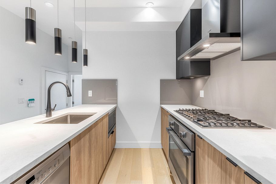 7353 Oak Street Vancouver, BC - 5