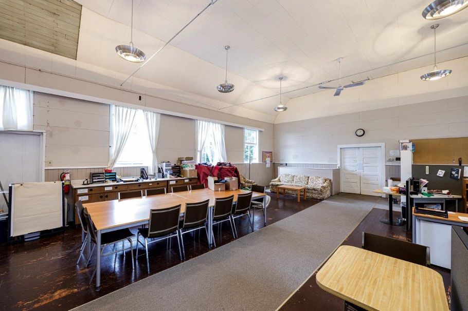 131 E Kings Road North Vancouver, BC - 28