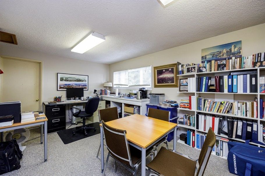 131 E Kings Road North Vancouver, BC - 31