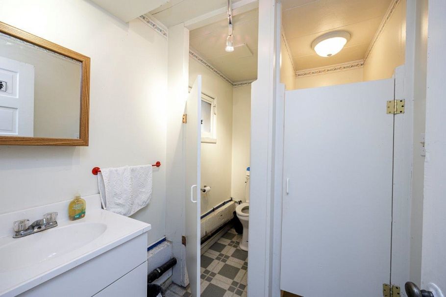 131 E Kings Road North Vancouver, BC - 22