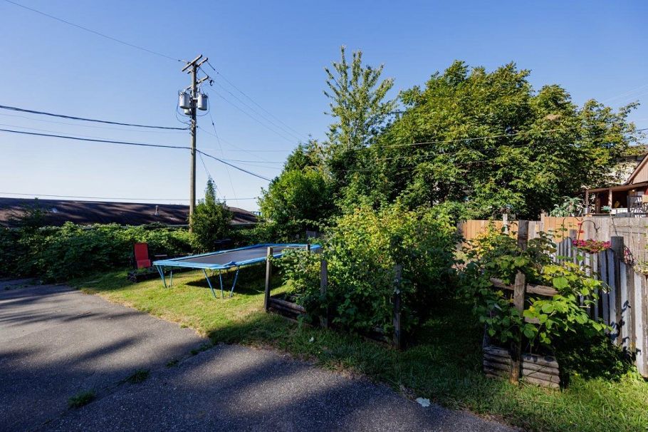 123 E Kings Road North Vancouver, BC - 22