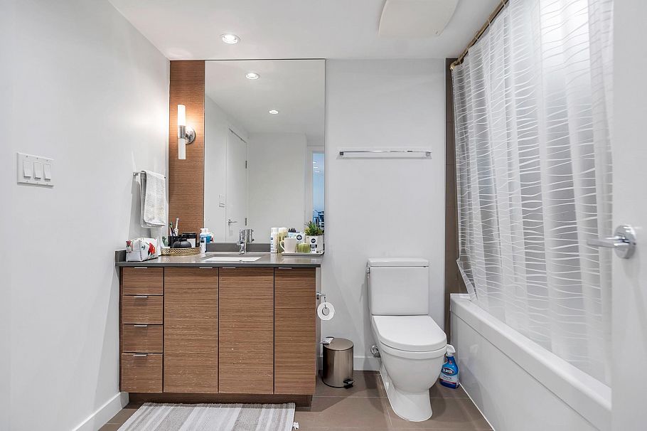 704 135 E 17th Street North Vancouver, BC - 18