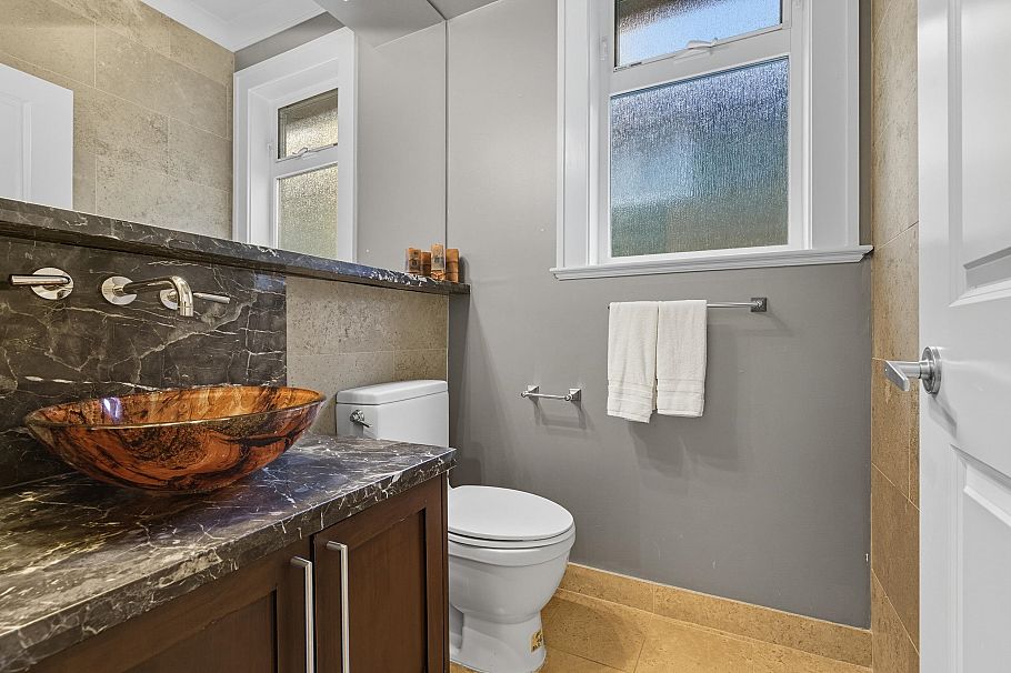 1017 Canyon Boulevard North Vancouver, BC - 25