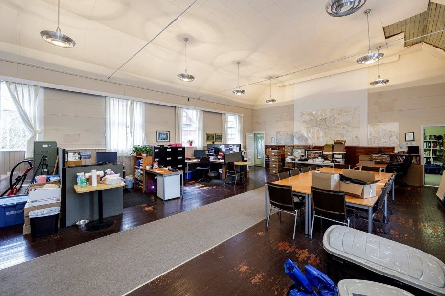 131 E Kings Road North Vancouver, BC - 25