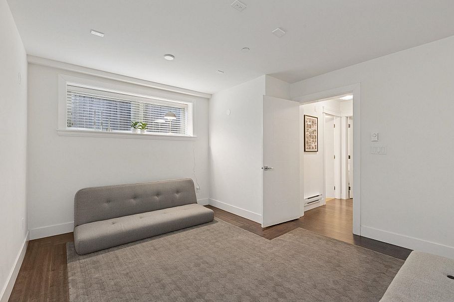 4 651 W 14th Street North Vancouver, BC - 35