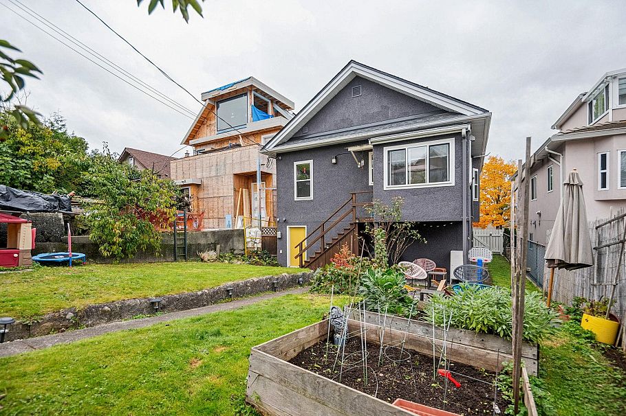 1652 E 33rd Avenue Vancouver, BC - 33