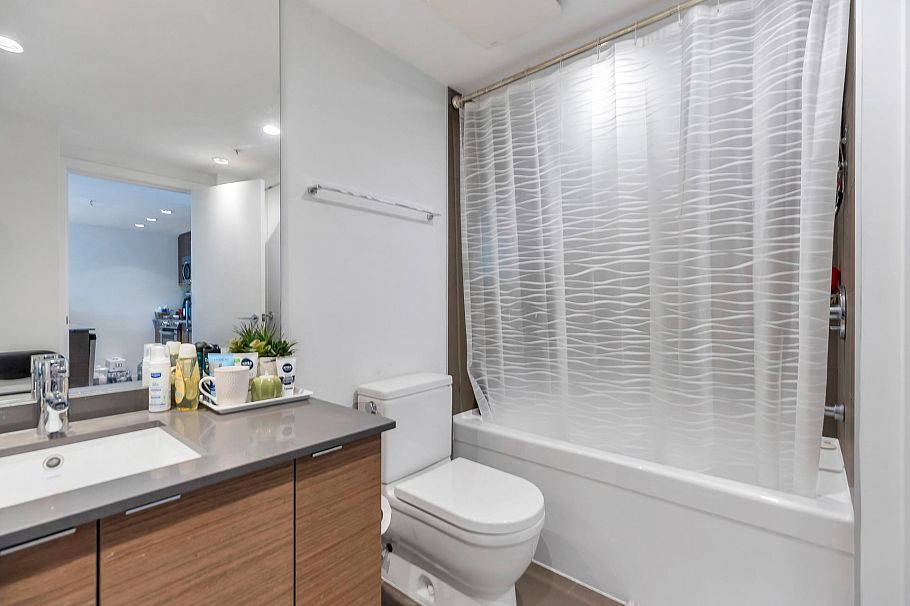 704 135 E 17th Street North Vancouver, BC - 19