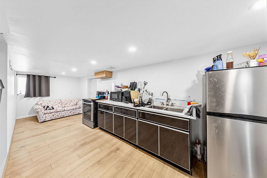 2079 W 46th Avenue Vancouver, BC - 13