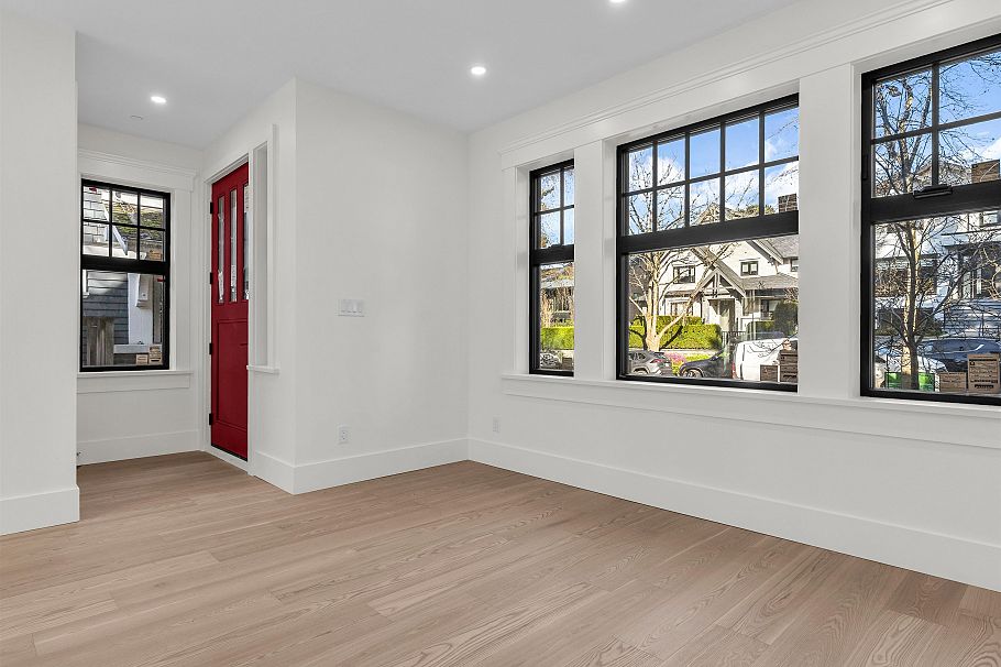 2568 W 2nd Avenue Vancouver, BC - 2