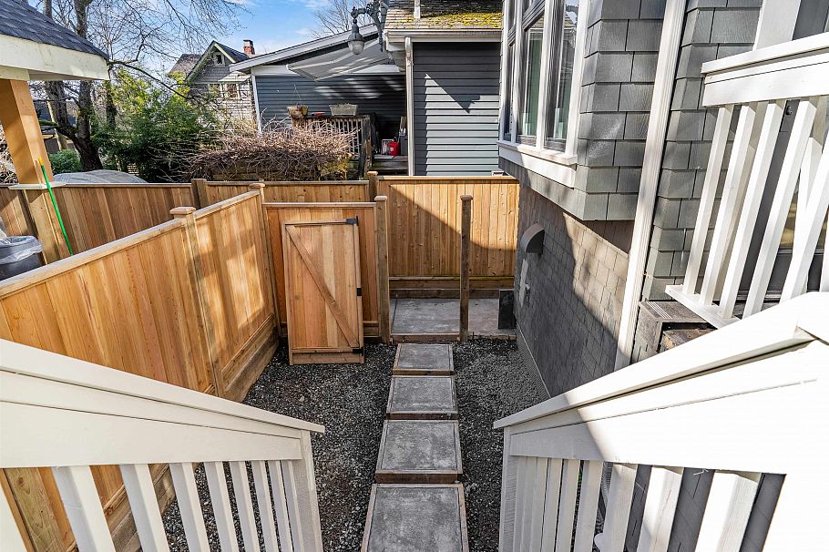 2568 W 2nd Avenue Vancouver, BC - 28