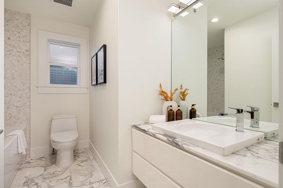 4068 W 15th Avenue Vancouver, BC - 23