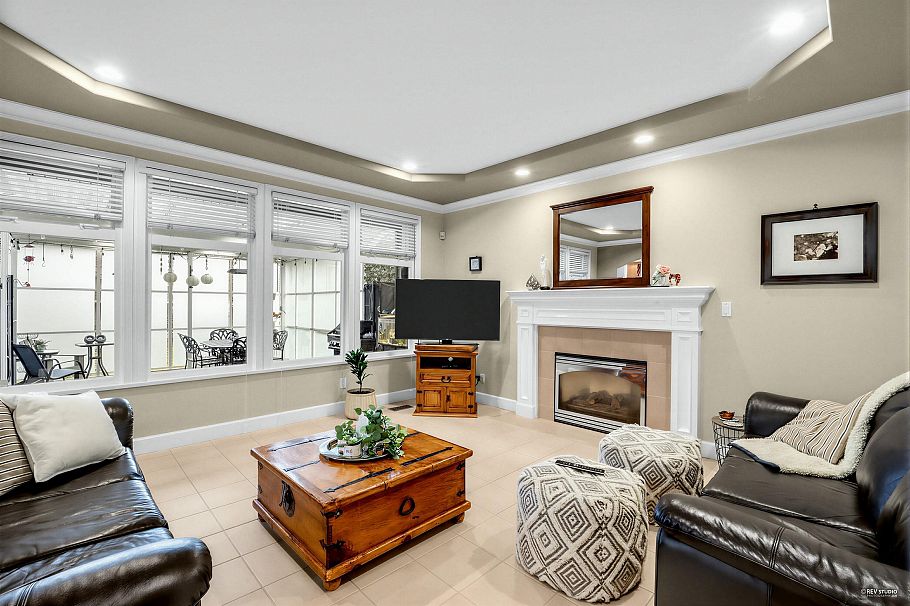 2244 Edgemont Boulevard North Vancouver, BC - 2