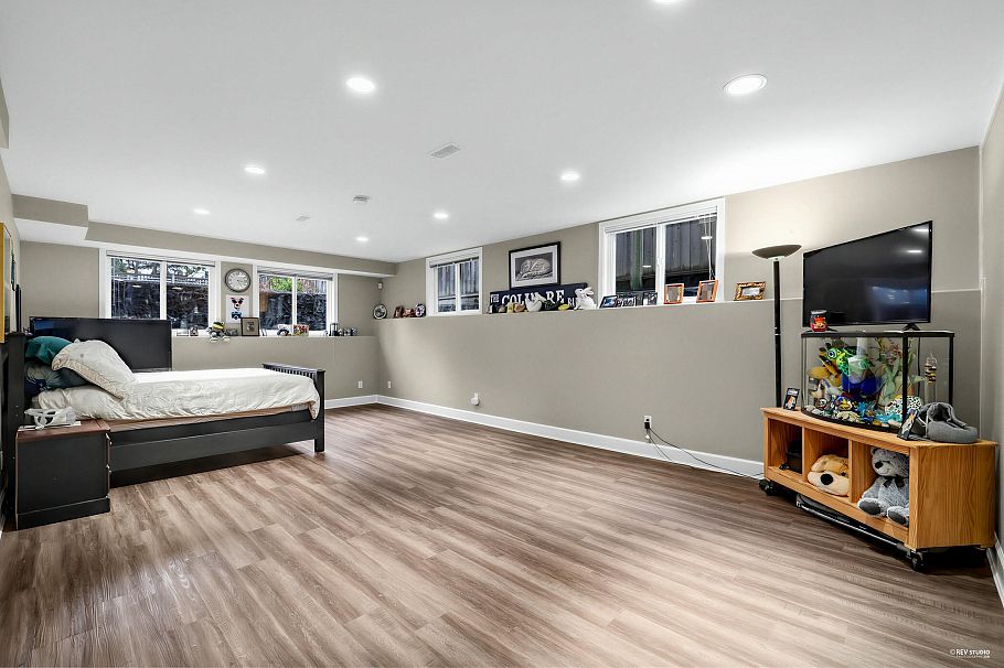 2244 Edgemont Boulevard North Vancouver, BC - 25