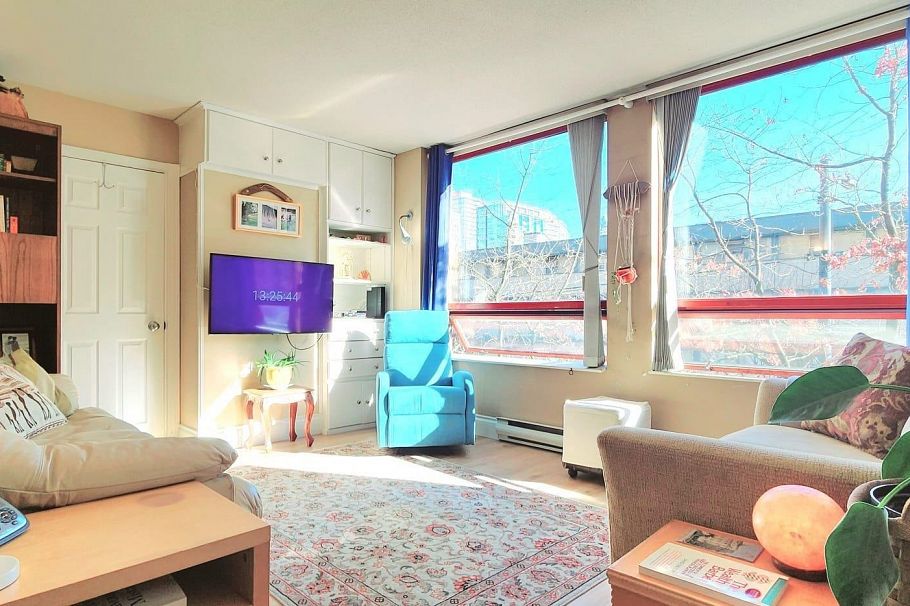 208 811 Helmcken Street Vancouver, BC - 1