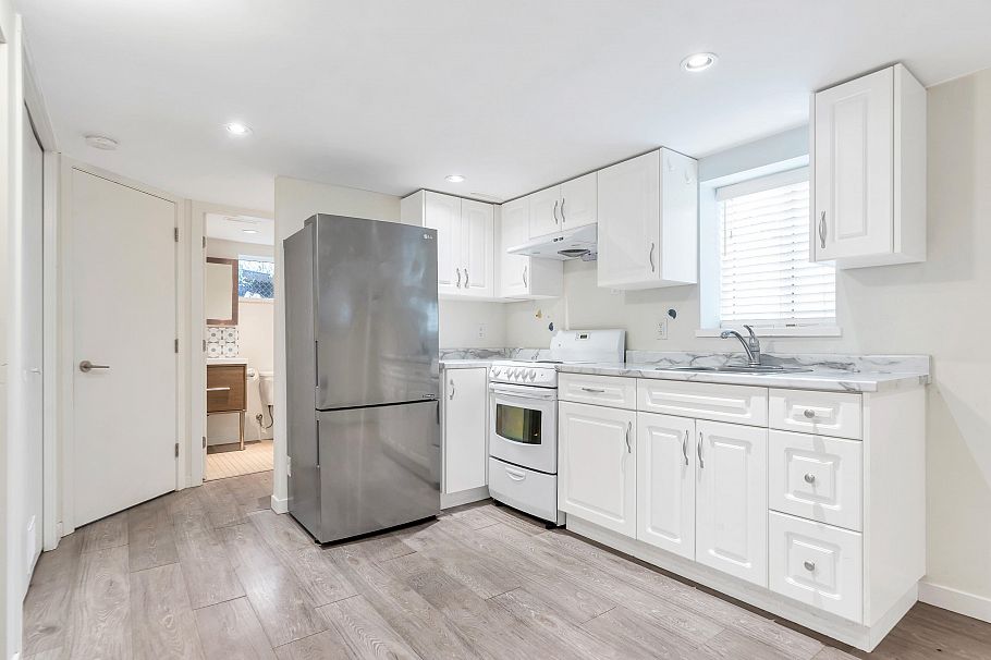 2052 E 41st Avenue Vancouver, BC - 15