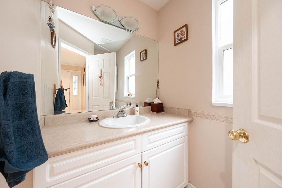 628 E 21st Street North Vancouver, BC - 14