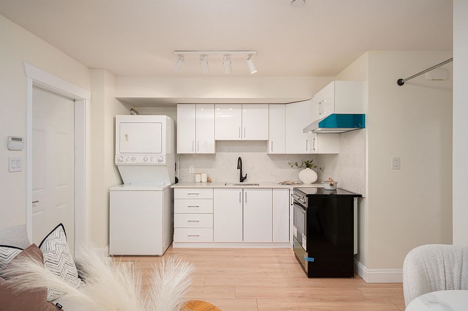 4068 W 15th Avenue Vancouver, BC - 25