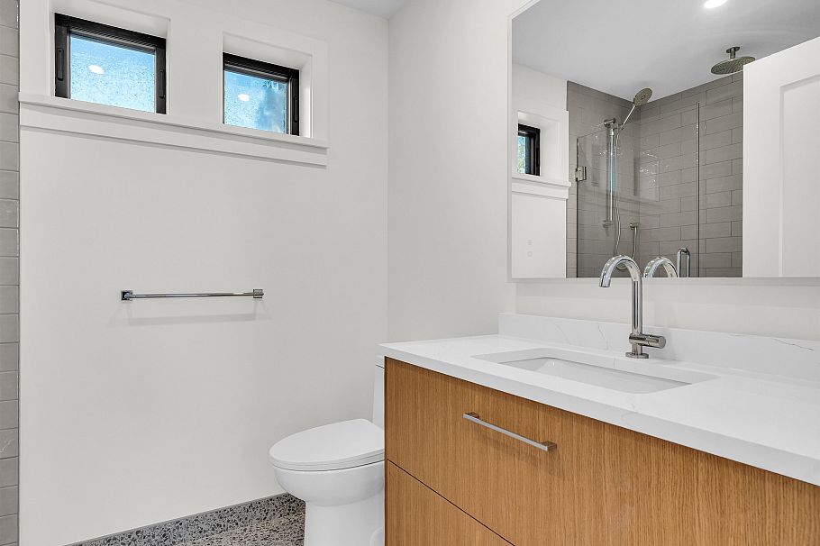 2568 W 2nd Avenue Vancouver, BC - 24