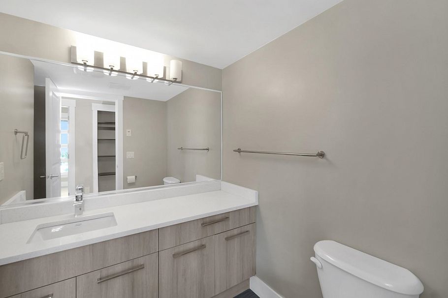 309 857 W 15th Street North Vancouver, BC - 20