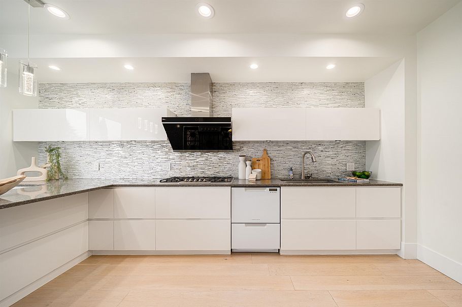 4068 W 15th Avenue Vancouver, BC - 9