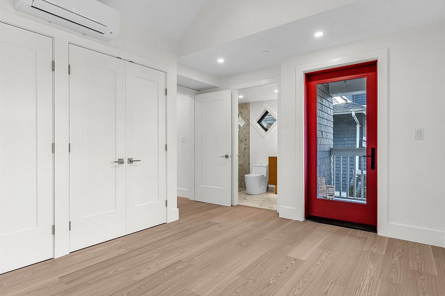 2568 W 2nd Avenue Vancouver, BC - 16