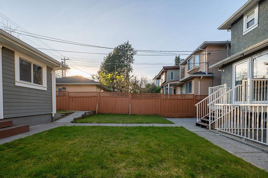 4068 W 15th Avenue Vancouver, BC - 30