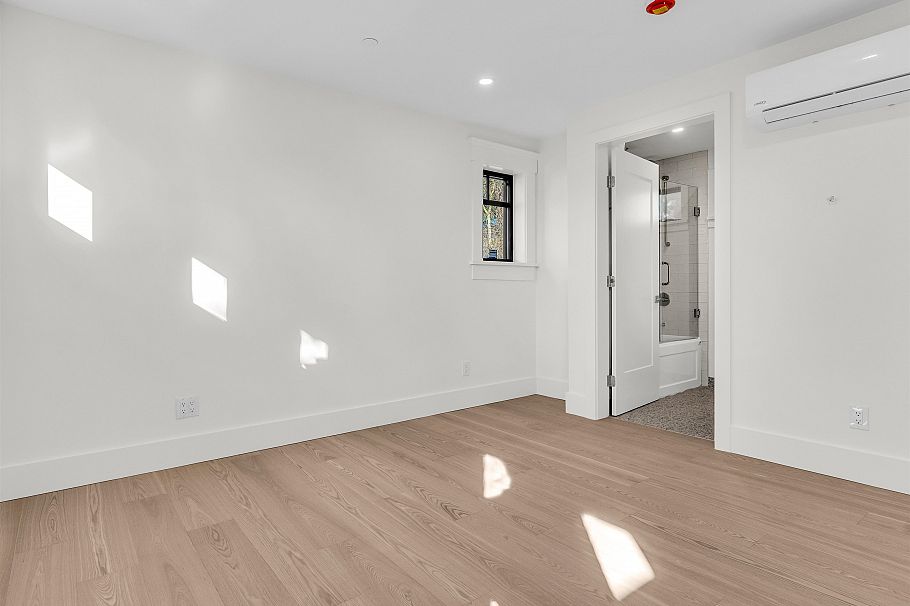 2568 W 2nd Avenue Vancouver, BC - 22