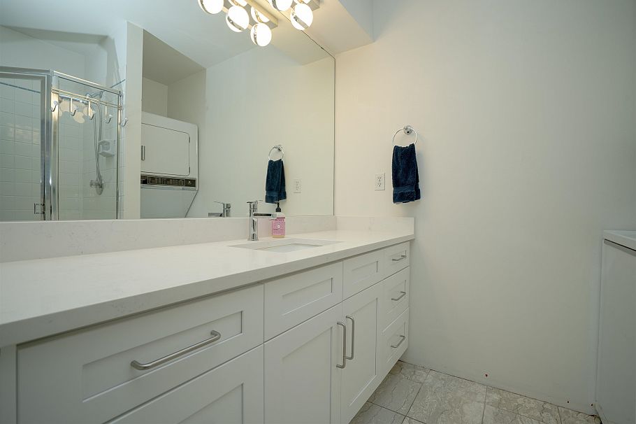 1346 Laburnum Street Vancouver, BC - 27