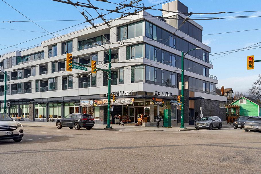 2568 W 2nd Avenue Vancouver, BC - 33