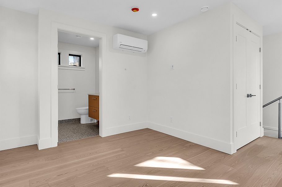 2568 W 2nd Avenue Vancouver, BC - 20